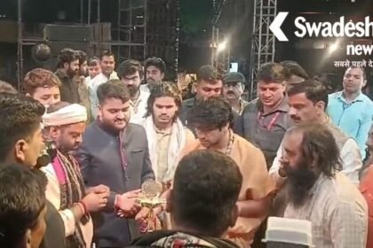 मथुरा में बाबा बागेश्वर के कार्यक्रम में शराब और हुक्का पार्टी का आरोप, कार्रवाई की मांग