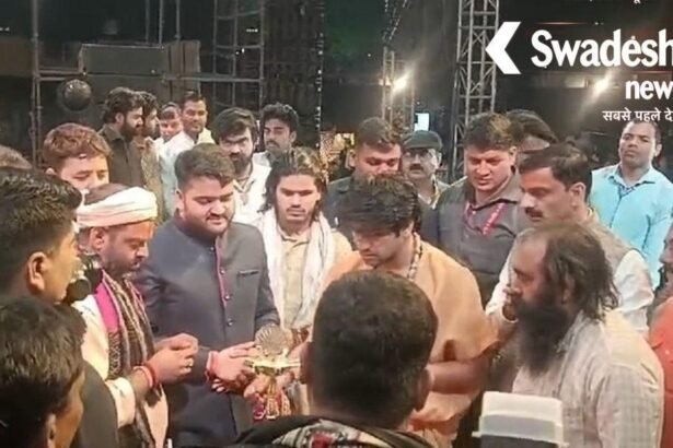 मथुरा में बाबा बागेश्वर के कार्यक्रम में शराब और हुक्का पार्टी का आरोप, कार्रवाई की मांग