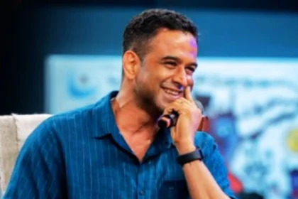 नितिन कामथ का निवेशकों के लिए सलाह: पहली बाजार गिरावट का सामना करने वालों के लिए तारीख: मंगलवार, 4 मार्च, 2025 स्रोत: फाइनेंशियल एक्सप्रेस ऑनलाइन नितिन कामथ के सुझावों की मुख्य बातें विषय विवरण बाजार सुधार महामारी के बाद निवेश करने वालों को पहली बार बड़ी गिरावट का सामना करना पड़ रहा है। एसआईपी रोकने की चिंता कई निवेशक एसआईपी (SIP) बंद कर रहे हैं, जो दीर्घकालिक विकास को नुकसान पहुंचा सकता है। ऐतिहासिक रुझान 2020 में बाजार में 25-40% गिरावट के बाद 200-400% की वृद्धि हुई थी। निवेश के लिए उधार लेने से बचें उधार लेकर निवेश करने से भावनात्मक तनाव बढ़ता है और घबराहट में फैसले लिए जाते हैं। दीर्घकालिक रणनीति अनुशासित रहें, विविधीकरण करें और नियमित निवेश करें। विस्तृत जानकारी 1. बाजार सुधार अपरिहार्य है जेरोधा के सीईओ नितिन कामथ ने कहा कि महामारी के बाद के बुल रन के बाद बाजार में सुधार की उम्मीद थी। 2020 के बाद निवेश शुरू करने वाले निवेशकों को पहली बार वास्तविक गिरावट का सामना करना पड़ रहा है। 2. एसआईपी रोकना – एक बढ़ती चिंता बाजार की अस्थिरता के कारण कई निवेशक अपने एसआईपी (SIP) बंद कर रहे हैं। कामथ ने चेतावनी दी कि एसआईपी बंद करने से दीर्घकालिक धन निर्माण पर नकारात्मक प्रभाव पड़ सकता है। डेटा पॉइंट: जनवरी 2025 में एसआईपी रोकने का अनुपात 109% तक पहुंच गया, जो अप्रैल 2023 के बाद सबसे अधिक है। 3. ऐतिहासिक बाजार रुझान कामथ ने निवेशकों को 2020 के बाजार हादसे की याद दिलाई, जब लार्ज, मिड और स्मॉल-कैप शेयरों में 25-40% की गिरावट आई थी, लेकिन बाद में 200-400% की वृद्धि हुई थी। गिरावट के दौरान घबराने से भविष्य में होने वाले सुधार के अवसरों को खोने का खतरा होता है। 4. निवेश के लिए उधार लेने से बचें कामथ ने बाजार में निवेश करने के लिए लोन लेने के खिलाफ सख्त चेतावनी दी। उधार लेकर निवेश करने से भावनात्मक तनाव बढ़ता है और निवेशक घबराहट में फैसले लेते हैं। 5. दीर्घकालिक निवेश रणनीति कामथ ने अनुशासित और विविधीकृत रहने के महत्व पर जोर दिया। सही फंड में नियमित निवेश दीर्घकालिक सफलता की संभावना को बढ़ा सकता है। मुख्य सलाह: “नियमित रूप से निवेश करना और जीवन में कुछ उपयोगी करना, डर और निराशा से भरे माहौल में बहने से बेहतर है।”