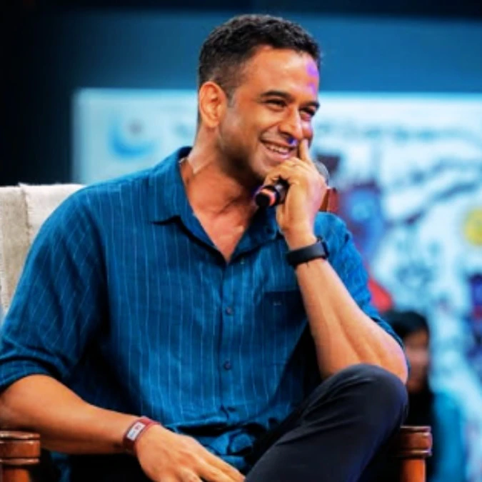 नितिन कामथ का निवेशकों के लिए सलाह: पहली बाजार गिरावट का सामना करने वालों के लिए तारीख: मंगलवार, 4 मार्च, 2025 स्रोत: फाइनेंशियल एक्सप्रेस ऑनलाइन नितिन कामथ के सुझावों की मुख्य बातें विषय विवरण बाजार सुधार महामारी के बाद निवेश करने वालों को पहली बार बड़ी गिरावट का सामना करना पड़ रहा है। एसआईपी रोकने की चिंता कई निवेशक एसआईपी (SIP) बंद कर रहे हैं, जो दीर्घकालिक विकास को नुकसान पहुंचा सकता है। ऐतिहासिक रुझान 2020 में बाजार में 25-40% गिरावट के बाद 200-400% की वृद्धि हुई थी। निवेश के लिए उधार लेने से बचें उधार लेकर निवेश करने से भावनात्मक तनाव बढ़ता है और घबराहट में फैसले लिए जाते हैं। दीर्घकालिक रणनीति अनुशासित रहें, विविधीकरण करें और नियमित निवेश करें। विस्तृत जानकारी 1. बाजार सुधार अपरिहार्य है जेरोधा के सीईओ नितिन कामथ ने कहा कि महामारी के बाद के बुल रन के बाद बाजार में सुधार की उम्मीद थी। 2020 के बाद निवेश शुरू करने वाले निवेशकों को पहली बार वास्तविक गिरावट का सामना करना पड़ रहा है। 2. एसआईपी रोकना – एक बढ़ती चिंता बाजार की अस्थिरता के कारण कई निवेशक अपने एसआईपी (SIP) बंद कर रहे हैं। कामथ ने चेतावनी दी कि एसआईपी बंद करने से दीर्घकालिक धन निर्माण पर नकारात्मक प्रभाव पड़ सकता है। डेटा पॉइंट: जनवरी 2025 में एसआईपी रोकने का अनुपात 109% तक पहुंच गया, जो अप्रैल 2023 के बाद सबसे अधिक है। 3. ऐतिहासिक बाजार रुझान कामथ ने निवेशकों को 2020 के बाजार हादसे की याद दिलाई, जब लार्ज, मिड और स्मॉल-कैप शेयरों में 25-40% की गिरावट आई थी, लेकिन बाद में 200-400% की वृद्धि हुई थी। गिरावट के दौरान घबराने से भविष्य में होने वाले सुधार के अवसरों को खोने का खतरा होता है। 4. निवेश के लिए उधार लेने से बचें कामथ ने बाजार में निवेश करने के लिए लोन लेने के खिलाफ सख्त चेतावनी दी। उधार लेकर निवेश करने से भावनात्मक तनाव बढ़ता है और निवेशक घबराहट में फैसले लेते हैं। 5. दीर्घकालिक निवेश रणनीति कामथ ने अनुशासित और विविधीकृत रहने के महत्व पर जोर दिया। सही फंड में नियमित निवेश दीर्घकालिक सफलता की संभावना को बढ़ा सकता है। मुख्य सलाह: “नियमित रूप से निवेश करना और जीवन में कुछ उपयोगी करना, डर और निराशा से भरे माहौल में बहने से बेहतर है।”