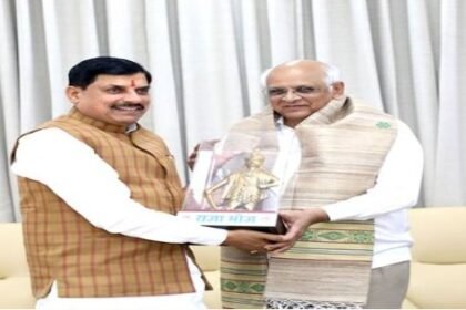Chief Minister Dr. Yadav welcomed Gujarat Chief Minister Shri Patel who came to attend Sadakal Gujarat-Bhopal program