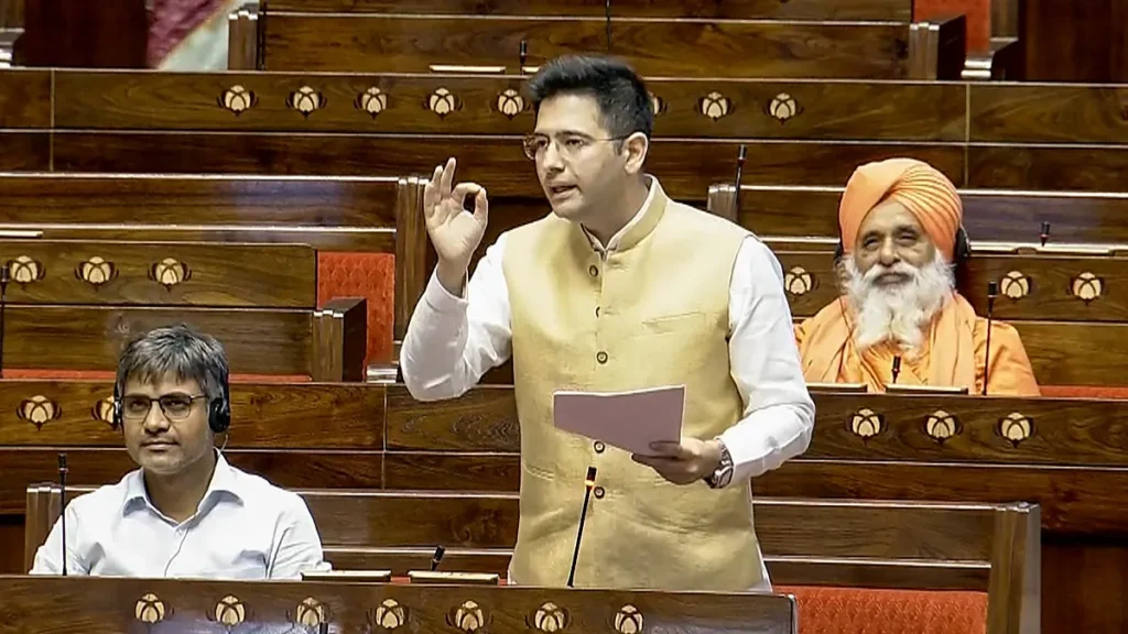 भारत की AI प्रगति पर सवाल
नई दिल्ली: आम आदमी पार्टी (AAP) सांसद राघव चड्ढा ने मंगलवार को राज्यसभा में भारत की आर्टिफिशियल इंटेलिजेंस (AI) में प्रगति को लेकर चिंता जताई। उन्होंने कहा कि जहां अमेरिका ने चैटजीपीटी, जेमिनी और ग्रोक जैसे AI मॉडल विकसित किए हैं और चीन ने डीपसीक लॉन्च किया है, वहीं भारत की स्थिति स्पष्ट नहीं है।उन्होंने संसद में पूछा, "अमेरिका के पास चैटजीपीटी, चीन के पास डीपसीक है, लेकिन भारत इस क्षेत्र में कहां खड़ा है?"AI में भारत की हिस्सेदारी नगण्य
राघव चड्ढा ने 2010 से 2022 तक के आंकड़ों का हवाला देते हुए कहा कि वैश्विक AI पेटेंट्स में अमेरिका की हिस्सेदारी 60% और चीन की 20% है, जबकि भारत सिर्फ 0.5% हिस्सेदारी रखता है। उन्होंने कहा कि अमेरिका और चीन को AI में बढ़त इसलिए मिली क्योंकि उन्होंने इस क्षेत्र में बड़े पैमाने पर निवेश किया है।उन्होंने यह भी बताया कि दुनियाभर के AI सेक्टर में 15% भारतीय पेशेवर काम कर रहे हैं, लेकिन उनमें से 4.5 लाख विदेशों में कार्यरत हैं। इससे साफ है कि भारत में टैलेंट है, लेकिन हम सिर्फ AI उपभोक्ता बनकर रह गए हैं, निर्माता नहीं।AI में निवेश बढ़ाने की जरूरत
चड्ढा ने कहा कि भारत में 90 करोड़ से ज्यादा इंटरनेट यूजर्स हैं, फिर भी देश AI के मामले में आत्मनिर्भर नहीं बन पाया है। उन्होंने OpenAI के संस्थापक सैम ऑल्टमैन के उस बयान का भी जिक्र किया, जिसमें उन्होंने भारत की AI क्षमता को 'निराशाजनक' बताया था।चड्ढा ने सरकार से अपील की कि भारत को AI उत्पादन में आत्मनिर्भर बनाना होगा और इसे बढ़ावा देने के लिए कई कदम उठाने होंगे।भारत को AI निर्माता बनाने के उपाय
उन्होंने भारत को AI में मजबूत करने के लिए निम्नलिखित सुझाव दिए:स्वदेशी AI चिप्स का निर्माणAI इंफ्रास्ट्रक्चर फंड की स्थापनारिसर्च और विकास के लिए अनुदानAI टैलेंट के पलायन को रोकने के लिए प्रोत्साहन योजनाएंकर लाभ (टैक्स इंसेंटिव) देनाAI में भारत की कम निवेश दर
चड्ढा ने बताया कि अमेरिका अपने GDP का 3.5% AI रिसर्च पर खर्च करता है, चीन 2.5% खर्च करता है, जबकि भारत सिर्फ 0.7% ही खर्च करता है।उन्होंने कहा, "भविष्य में वही देश विश्व का नेतृत्व करेगा जो AI में आगे रहेगा। इसलिए 'मेक इन इंडिया' के साथ-साथ 'मेक AI इन इंडिया' पर भी ध्यान देने की जरूरत है।"पिछले महीने प्रधानमंत्री नरेंद्र मोदी ने पेरिस में AI शिखर सम्मेलन में कहा था कि AI स्वास्थ्य, कृषि और शिक्षा जैसे क्षेत्रों में मदद कर सकता है। लेकिन राघव चड्ढा के अनुसार, भारत को AI का सिर्फ उपयोगकर्ता नहीं, बल्कि इसका निर्माता बनना चाहिए।