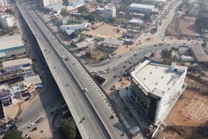 सागर, मध्य प्रदेश - भोपाल, इंदौर और जबलपुर जैसे बड़े शहरों की तर्ज पर अब सागर में भी चार भुजाओं वाला फ्लाईओवर बनने जा रहा है। यह फ्लाईओवर शहर के मकरोनिया चौराहे पर बनेगा, जिससे न केवल शहर की सुंदरता बढ़ेगी बल्कि ट्रैफिक जाम की समस्या से भी निजात मिलेगी। क्या है पूरा प्लान? मकरोनिया चौराहे पर बनने वाला यह फ्लाईओवर शहर का पहला चार भुजाओं वाला फ्लाईओवर होगा। इसकी अनुमानित लागत 60 करोड़ रुपये है। फ्लाईओवर की चारों भुजाएं जबलपुर-नरसिंहपुर हाईवे, सिविल लाइन और रजाखेड़ी की तरफ जाएंगी। हर भुजा की लंबाई 400 मीटर और सड़क की चौड़ाई 7 से 9 मीटर रखी जाएगी। क्यों है जरूरत? मकरोनिया चौराहे पर हर घंटे लगभग 3000 वाहनों की आवाजाही होती है, जिससे यहां अक्सर भीषण ट्रैफिक जाम लगा रहता है। फ्लाईओवर बनने के बाद यह समस्या काफी हद तक कम हो जाएगी। क्या कहते हैं स्थानीय लोग? कुछ लोगों का मानना है कि फ्लाईओवर बनने से दुकानदारी प्रभावित होगी और निर्माण के दौरान भी परेशानी होगी। वहीं, ज्यादातर लोग इसे एक सकारात्मक कदम मान रहे हैं। उनका कहना है कि इससे ट्रैफिक की समस्या दूर होगी और शहर की सुंदरता भी बढ़ेगी। क्या है अब तक की प्रगति? लोक निर्माण विभाग ने इसका डीपीआर (Detailed Project Report) तैयार कर केंद्र और राज्य सरकार को भेज दिया है। केंद्र सरकार की सेतु बंधन योजना के तहत इसकी स्वीकृति मिलने की उम्मीद है। पहले यहां दो भुजाओं वाला फ्लाईओवर बनाने का प्रस्ताव था, लेकिन स्थानीय व्यापारियों के विरोध के बाद इसे रोक दिया गया था। क्या होगा फायदा? फ्लाईओवर बनने के बाद जिन लोगों को चौराहे पर कोई काम नहीं होगा, वे सीधे फ्लाईओवर के जरिए अपने गंतव्य तक पहुंच सकेंगे। खरीदारी करने वाले और स्थानीय लोग ब्रिज के नीचे वाले रास्ते का इस्तेमाल करेंगे, जिससे चौराहे पर वाहनों की भीड़ कम होगी। अगला कदम क्या है? अभी इस प्रोजेक्ट को औपचारिक मंजूरी का इंतजार है। एक बार मंजूरी मिलते ही निर्माण कार्य शुरू हो जाएगा। नोट: यह फ्लाईओवर न केवल सागर की ट्रैफिक समस्या को दूर करेगा बल्कि शहर को एक आधुनिक लुक भी देगा।