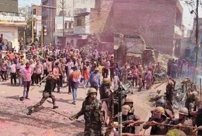 होली के अवसर पर आयोजित लाट साहब के जुलूस में शुक्रवार को बवाल हुआ। जुलूस के दौरान हुड़दंगियों ने पुलिस बल और आरएएफ पर पत्थर फेंके, जिसके बाद पुलिस ने लाठीचार्ज कर स्थिति को नियंत्रित किया।