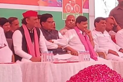 Etawah: SP chief Akhilesh Yadav celebrated Holi with his family in Saifai