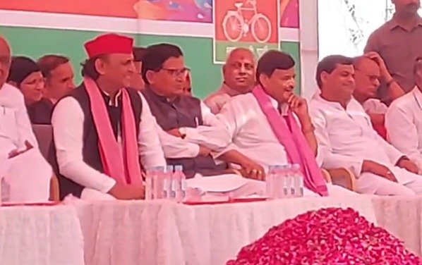 Etawah: SP chief Akhilesh Yadav celebrated Holi with his family in Saifai