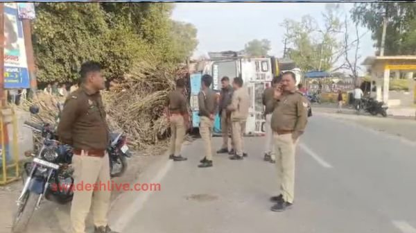 Muzaffarnagar: Major accident due to overloaded truck overturning, incident captured in CCTV