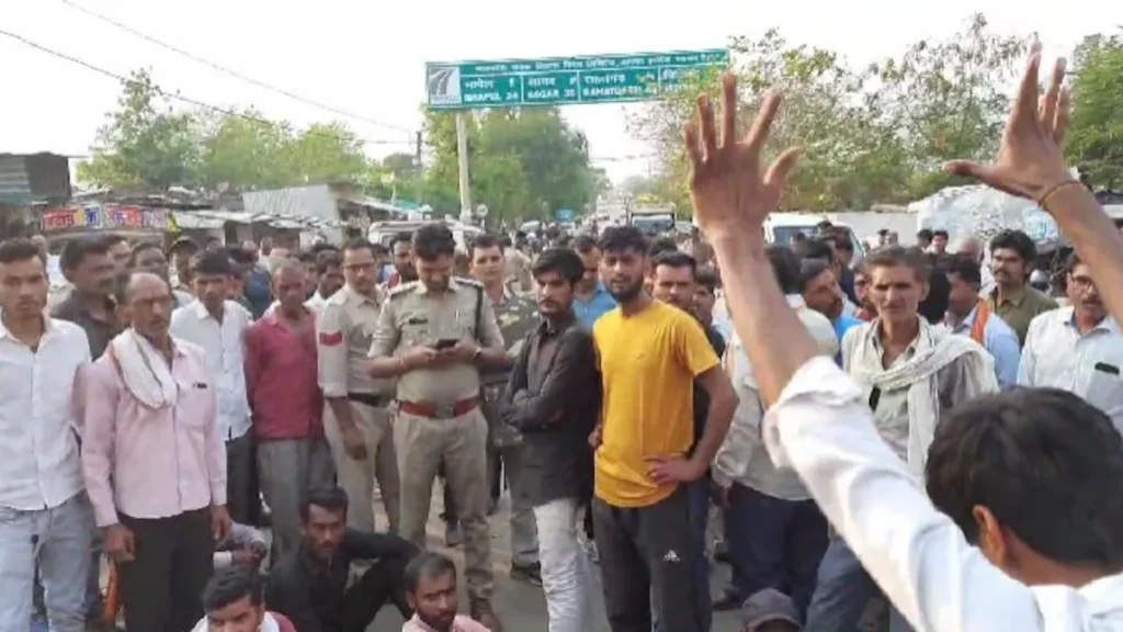 सागर में 18 घंटे से सड़क पर शव के साथ प्रदर्शन, परिजनों की मांग - हत्या का केस दर्ज हो! पूरी खबर जानें।