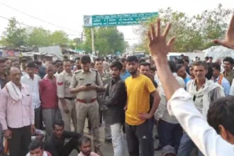 सागर में 18 घंटे से सड़क पर शव के साथ प्रदर्शन, परिजनों की मांग - हत्या का केस दर्ज हो! पूरी खबर जानें।