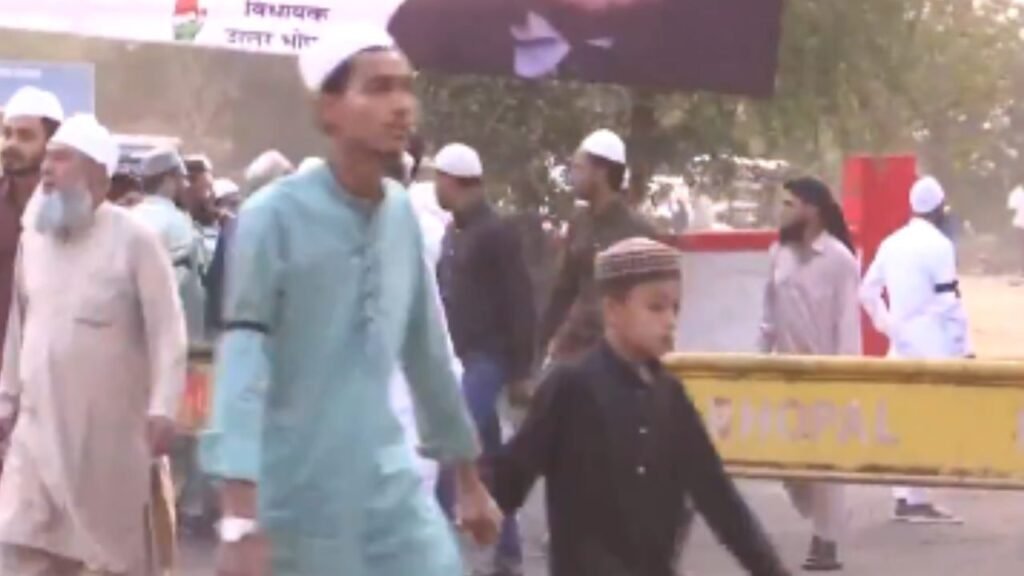 काली पट्टी बांधकर नमाज