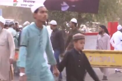 काली पट्टी बांधकर नमाज