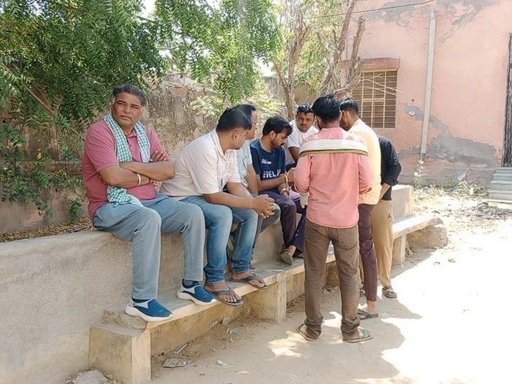 जबलपुर के बड़ोदा गांव में एक घर में लटका