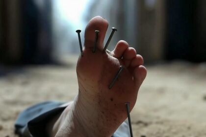 पैरों में कीलें ठोंकने की घटना