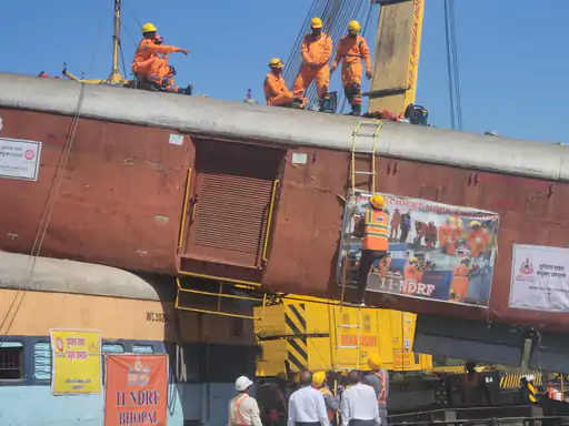 मध्य प्रदेश में बड़ा ट्रेन हादसा! दो ट्रेनें एक-दूसरे पर चढ़ गईं, जानें क्या हुआ?