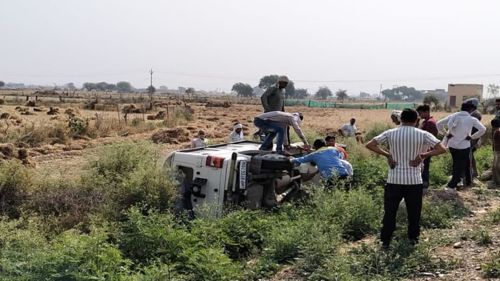 डिप्टी कलेक्टर की कार गुलाटी मार पलटी