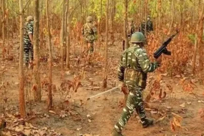 छत्तीसगढ़ के बीजापुर में चल रहे मेगा ऑपरेशन में सुरक्षा बलों ने नक्सलियों को घेरा। कई माओवादी ढेर, 100+ IEDs निष्क्रिय। ड्रोन और कमांडो फोर्स की ताकत से मिशन जारी!