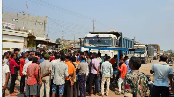 Sukma: Villagers blocked the road in protest against the dilapidated road of NH-30