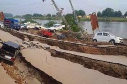 Strong earthquake strikes Pakistan, people ran out of their homes