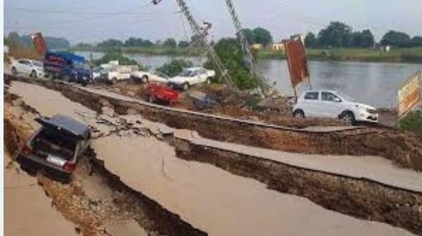 Strong earthquake strikes Pakistan, people ran out of their homes