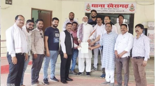 Congress protests against demolition and felling of trees at Mirabai Chowk