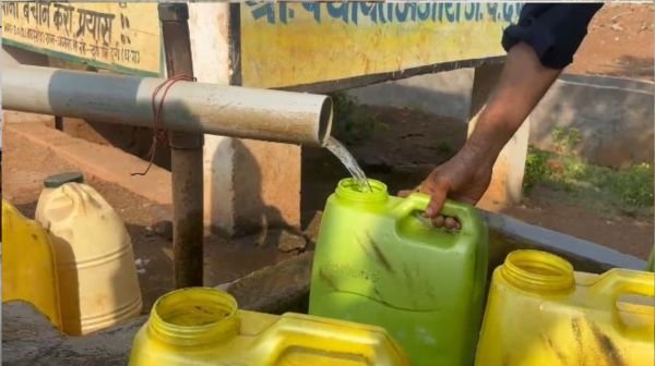 There is a severe water crisis in Anjora Dhaba of Durg district, people are struggling for a drop of water