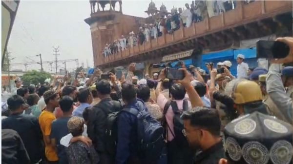 Agra Breaking: Chaos after Namaz in Jama Masjid