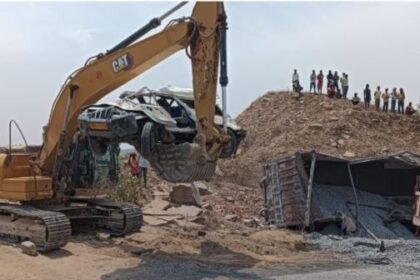 Mirzapur: Horrible accident due to truck overturning, four dead, two seriously injured