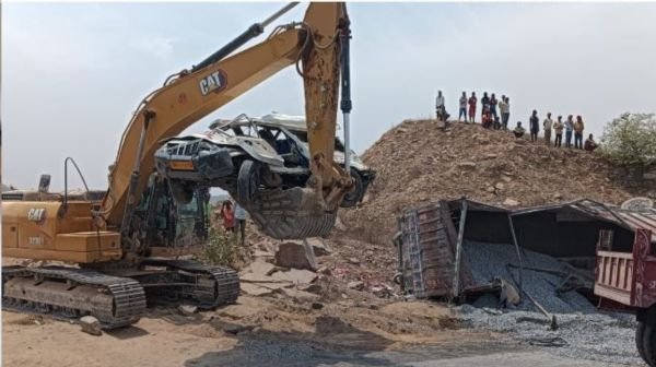 Mirzapur: Horrible accident due to truck overturning, four dead, two seriously injured