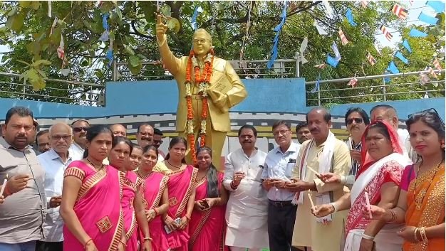 Congress workers celebrated Dr. Bhimrao Ambedkar Jayanti in Bhatapara