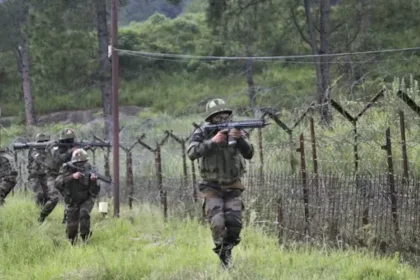 Pak opens fire along LoC