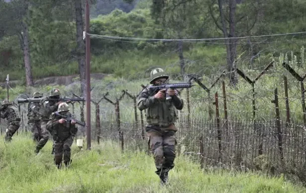Pak opens fire along LoC