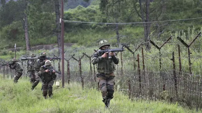 Pak opens fire along LoC