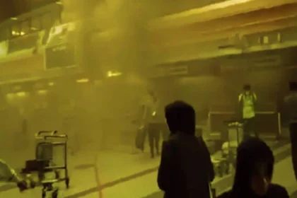 "जब सिस्टम फेल होता है, तो आम आदमी की जिंदगी दांव पर लग जाती है..." आज सुबह पाकिस्तान के लाहौर स्थित अल्लामा इकबाल इंटरनेशनल एयरपोर्ट पर एक भयानक आग लग गई। यह आग इतनी भीषण थी कि पूरा हवाई अड्डा ठप पड़ गया। सभी उड़ानों को रद्द कर दिया गया और सैकड़ों यात्री फंस गए। क्या हुआ? सुबह करीब 10 बजे आग लगी, जिसके बाद धुआं पूरे टर्मिनल में फैल गया। आग एयरपोर्ट के एक्सप्रेसवे के पास लगी, जहां सफाई कर्मचारी काम कर रहे थे। अभी तक किसी के हताहत होने की खबर नहीं है, लेकिन यात्रियों में भारी अफरातफरी मच गई। पाकिस्तान की "तैयारी" का हाल ये कोई पहली बार नहीं है जब पाकिस्तान में किसी बुनियादी ढांचे में आग लगी हो। पिछले कुछ सालों में: कराची एयरपोर्ट पर विद्युत शॉर्ट सर्किट से आग। इस्लामाबाद के हॉस्पिटल में आग से नवजात शिशुओं की मौत। लाहौर के बाजारों में बार-बार आग लगने की घटनाएं। सवाल ये है कि—क्या पाकिस्तान में अग्निशमन व्यवस्था और इमरजेंसी प्रोटोकॉल नाम की कोई चीज होती है? यात्रियों की मुश्किलें बढ़ीं जिन लोगों ने महीनों पहले टिकट बुक किया था, वे अब फंसे हुए हैं। कोई अधिकारिक बयान नहीं कि उड़ानें कब शुरू होंगी। एयरपोर्ट पर भगदड़ की स्थिति, लोग अपने परिवारों से संपर्क करने की कोशिश कर रहे हैं। क्या ये सिर्फ एक "दुर्घटना" है? पाकिस्तान में ऐसी घटनाएं अक्सर लापरवाही और भ्रष्टाचार की वजह से होती हैं। नियमों की अनदेखी (जैसे—बिना सुरक्षा चेक के काम चलाना)। इंफ्रास्ट्रक्चर की खस्ता हालत (पुरानी वायरिंग, फायर सेफ्टी सिस्टम का अभाव)। जवाबदेही का अभाव (हादसे के बाद कोई जिम्मेदार नहीं ढूंढा जाता)। क्या भारत को चिंता करनी चाहिए? भारत से लाहौर के लिए कई उड़ानें संचालित होती हैं। यदि आग सुरक्षा प्रोटोकॉल की कमी से लगी है, तो यह भारतीय यात्रियों के लिए भी खतरनाक हो सकता है। पाकिस्तान में इमरजेंसी मैनेजमेंट की कमी अक्सर बड़े हादसों को जन्म देती है। अब क्या? पाकिस्तानी अधिकारी क्षति आकलन कर रहे हैं। यात्रियों को अन्य एयरपोर्ट्स से उड़ानें शुरू करने की बात कही जा रही है। लेकिन असली सवाल ये है कि क्या पाकिस्तान सरकार इन घटनाओं से सबक लेगी, या फिर अगली बार फिर किसी और हादसे का इंतजार करेगी? नोट: अगर आप या आपका कोई परिचय पाकिस्तान यात्रा करने वाला है, तो एयरपोर्ट स्थिति की जांच कर लें।