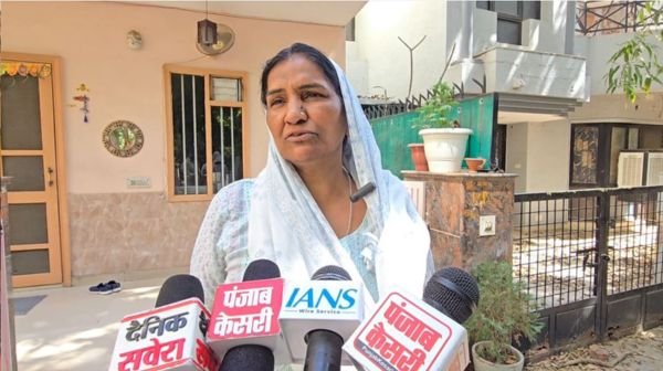 Two women stole 20 tolas of gold from a house on the pretext of massaging an elderly person