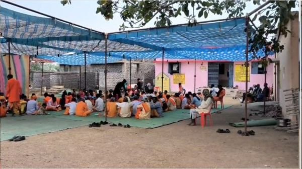 Bemetara: Yagna in government school, students had to give exam in Panchayat Bhawan