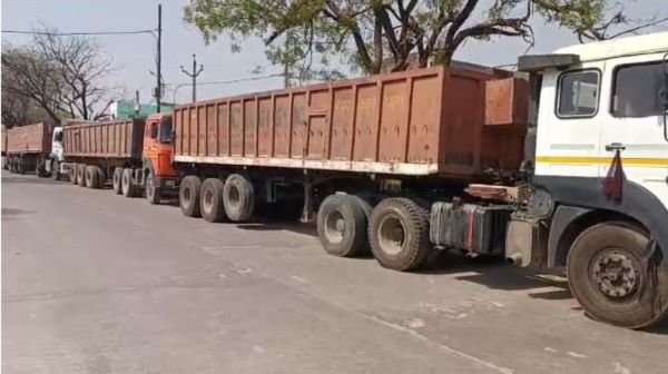 Major action against overloaded dumpers in Mathura's Saunkh, 10 vehicles seized