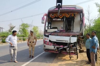 Jhansi: Horrific road accident on NH-27, sleeper bus collides with road roller