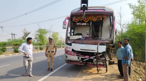 Jhansi: Horrific road accident on NH-27, sleeper bus collides with road roller