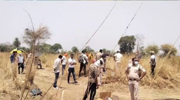 Balod Breaking: Dead body of a youth found buried in the sand of the river