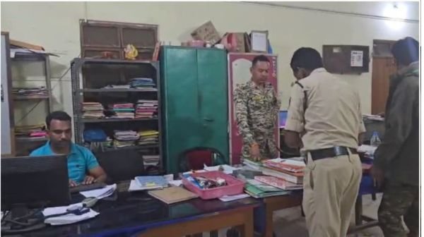 Ambikapur: Theft in policeman's house, thief disappears with AK-47 and cartridges