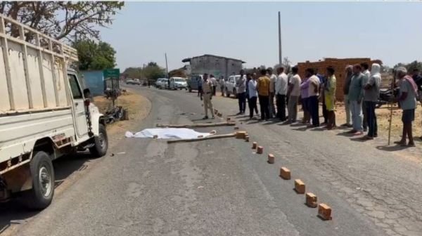 Balrampur: High speed truck hits bike rider, painful death