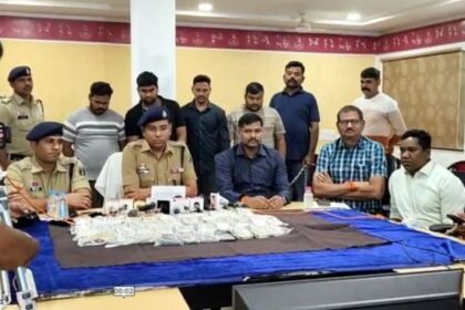 Theft under the cover of burqa: Employee ran away from showroom with lakhs of rupees!