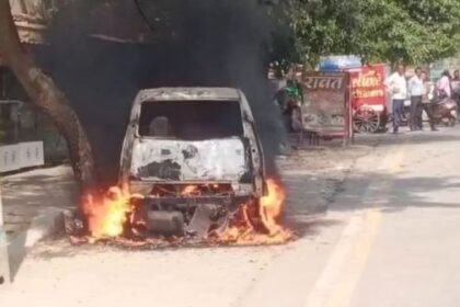 Ghaziabad: A moving Nano car caught fire in Vijay Nagar area, major accident averted