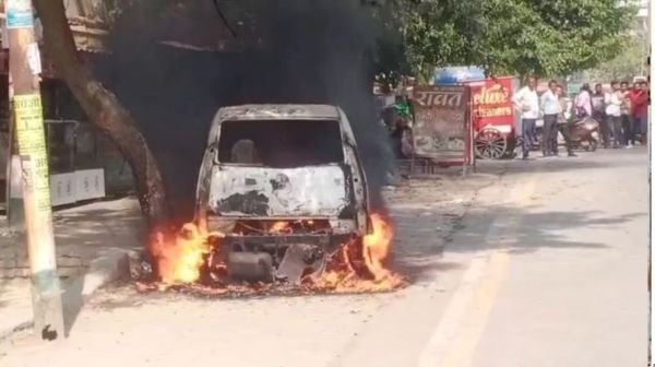Ghaziabad: A moving Nano car caught fire in Vijay Nagar area, major accident averted