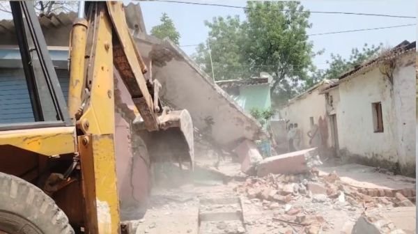 Bhilai: Corporation's bulldozer ran on more than 200 houses built on the sewerage line