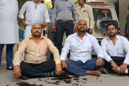 Firozabad: BJP councillors shaved their heads in protest against corruption in the municipal corporation