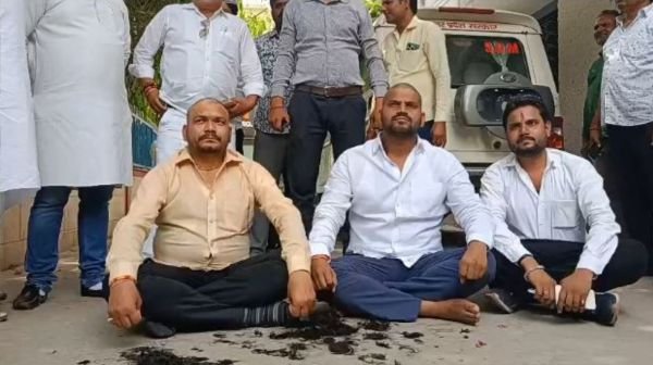 Firozabad: BJP councillors shaved their heads in protest against corruption in the municipal corporation