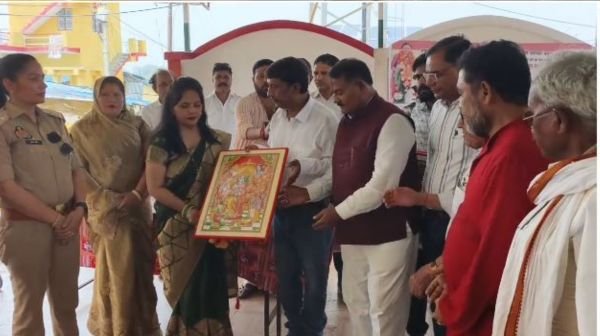 A grand women empowerment felicitation ceremony was organized in Lalganj on the birthday of MLA Aradhana Mishra 'Mona'