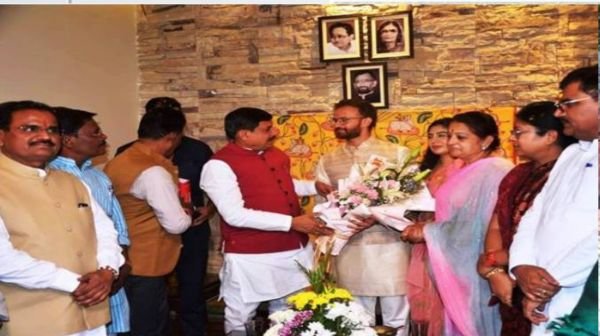 Chief Minister Dr. Yadav blessed the newly married couple