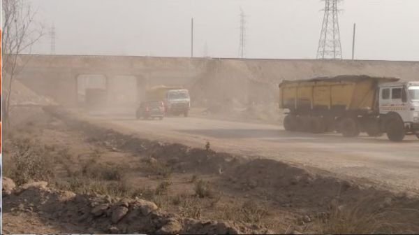 Korba: Dust flying from the incomplete road under the Sarvamangala Rail Bridge